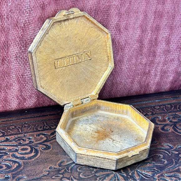 Vintage Charles Revson Ultima Ciara Cameo Gold Tone Octagon Compact - Picture 5 of 6